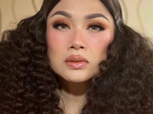 Berita selebriti dan gosip artis: Bercerita perjalanan jadi mualaf, Titi DJ telah mengenal Islam sedari SD dan hafal surah Al fatihah.