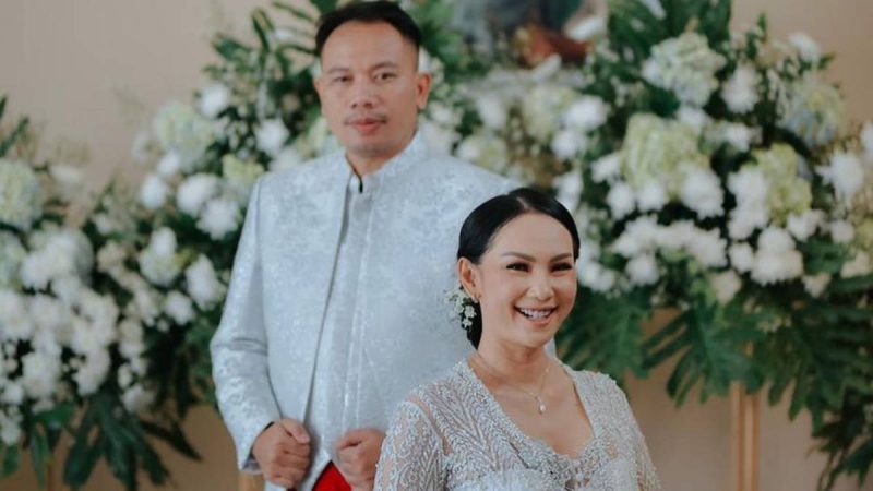 Berita selebriti dan gosip artis: Kalina Oktarani kepalang emosi ketahui perilaku Celine Evangelista yang pelukan dan ciuman dengan suaminya.