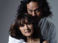 Berita selebriti dan gosip artis: Cerita perjalanan cinta, Dwi Sasono sebut pernah jadi porter untuk sang istri yang sedang kencan.