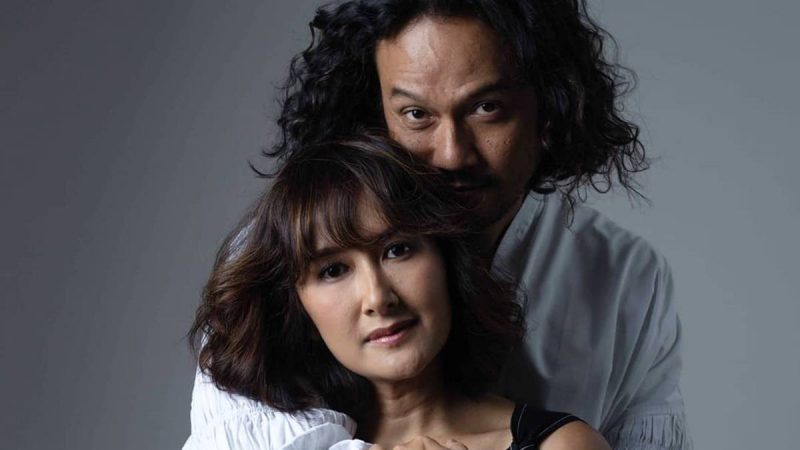 Berita selebriti dan gosip artis: Cerita perjalanan cinta, Dwi Sasono sebut pernah jadi porter untuk sang istri yang sedang kencan.