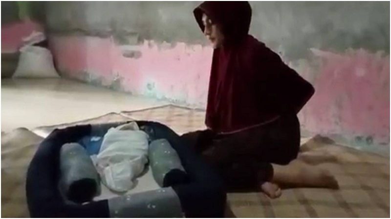 Kisah pilu seorang wanita muda yang melahirkan di rumah sakit tanpa adanya pertolongan medis hingga bayi lahir dalam pembalut.