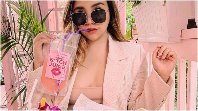 Cekricek.id - Salmafina Sunan pamer makanan, netizen meminta ia menghormati orang puasa, tapi Salmafina menjawab minta hormati yang Kristen