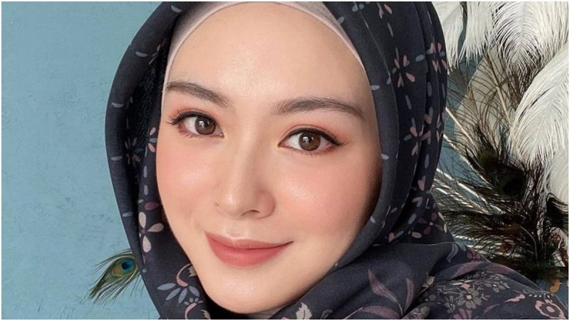 Cekricek.id - Ayana Moon mengaku jadi mualaf bermula ketika rasa penasarannya dengan Islam yang diwajibkan pakaia tertutup dan tidak makan daging babi.