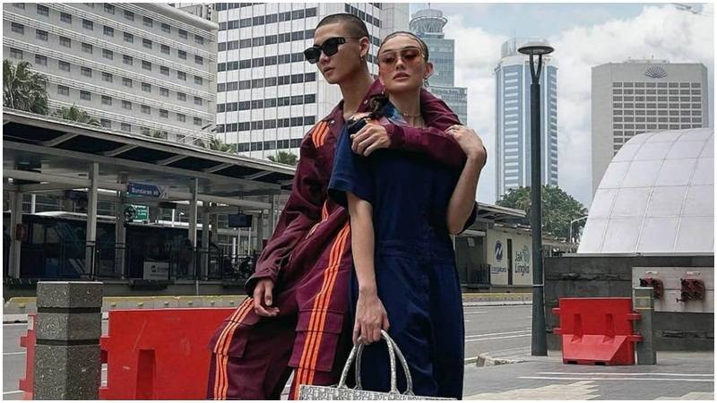 Cekricek.id - Sosok Adam Rosyadi langsung jadi sorotan publik usai dirinya menggandeng artis cantik papan atas Agnez Mo.