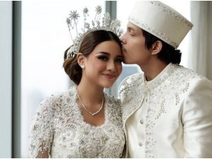 Berita selebriti dan grosip artis: Pernikahan Atta Halilintar dan Aurel Hermansyah mengundang banyak tamu penting yang jadi sorotan.