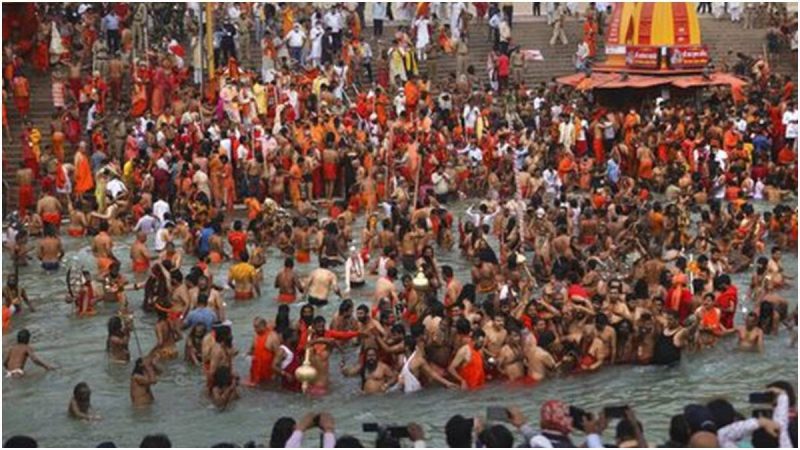 Cekricek.id - Lebih dari 1000 orang masyarakat India dinyatakan positif Corona usai mandi massal di sungai Gangga.