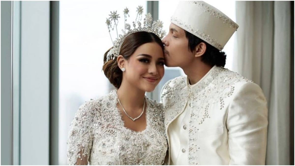 Berita selebriti dan grosip artis: Pernikahan Atta Halilintar dan Aurel Hermansyah mengundang banyak tamu penting yang jadi sorotan.