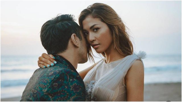 Berita selebriti dan grosip artis: Aktris Mezty Mez resmi pindah agama dari Islam menjadi Kristen sebelum menikah dengan Gerald Yohanes.