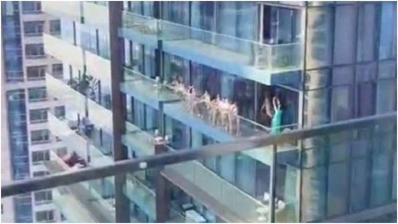 Berita viral dan trending: Entah apa yang ada di pikiran para wanita edan yang berpose telanjang di balkon gedung Uni Emiran Arab ini.
