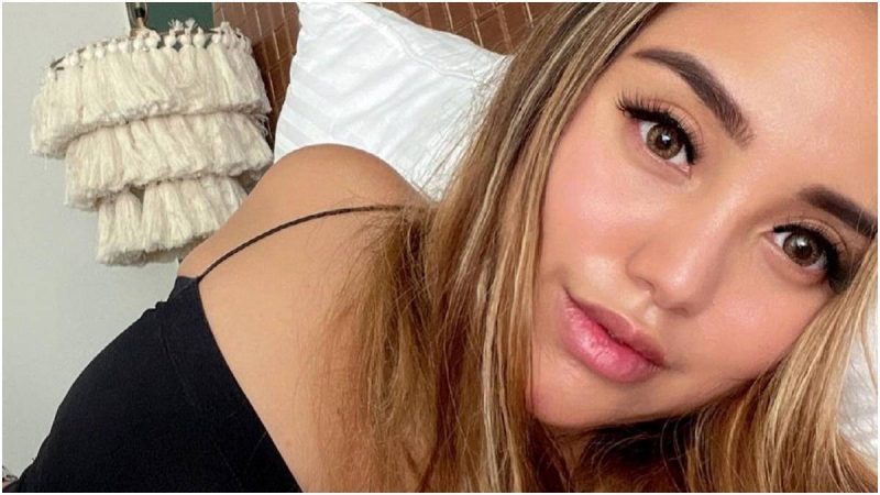 Berita selebriti dan grosip artis: Samlafina Sunan memposting foto baru di bulan puasa, netizen lantas bertanya apakah dirinya puasa.