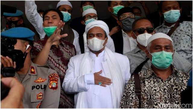 Cekricek.id - Habib Rizieq Shihab mengaku tensi sang istri naik dari 150 menjadi 400 saat dirinya dikabarkan sekarat dan meninggal di RS.