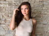 Angela Gilsha malah banjir pujian ketika kenakan bikini, karena dinilai mampu menempatkan diri oleh netizen dalam berpakaian.