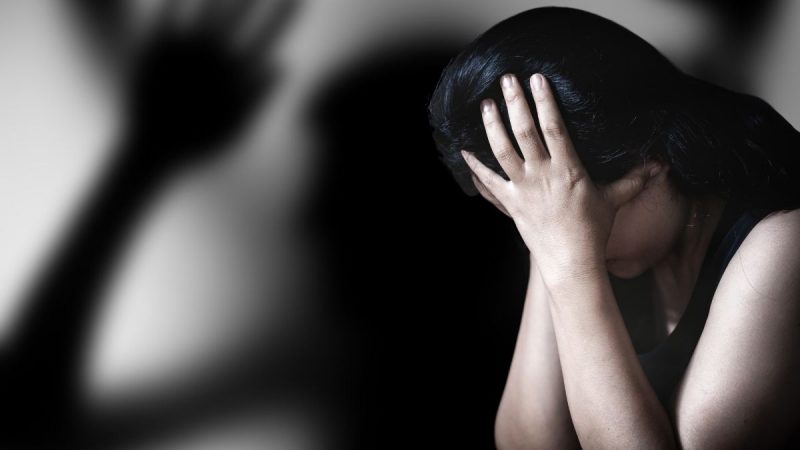 Cekricek.id - pria yang mengaku sebagai dukun ini mencabuli 4 mama muda. Korban awalnya disuruh buka baju lalu disemburkan dengan tanah.