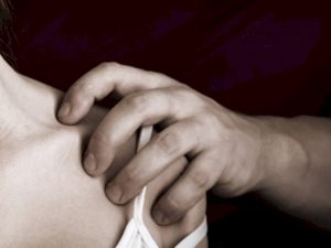 Cekricek.id - pria yang mengaku sebagai dukun dan bisa mengobati penyakit ini ditangkap polisi karena lakukan pencabulan pada pelanggannya.