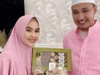 Berita artis: Kartika Putri terpapar Covid-19 bersama sang calon anak, sementara anggota keluarga lainnya dinyatan negative Covid.