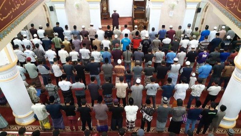 Berita viral terbaru dan berita trending terbaru: Salat Tarawih Supercepat di Indramayu, Hanya Butuh 6 Menit Saja Untuk Salat Tarawih 23 Rakaat
