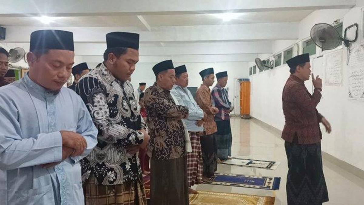 Salat Tarawih Supercepat di Indramayu, Hanya Butuh 6 Menit Saja Untuk Salat Tarawih 23 Rakaat 2 Salat Tarawih Supercepat di Indramayu, Hanya Butuh 6 Menit Saja Untuk Salat Tarawih 23 Rakaat