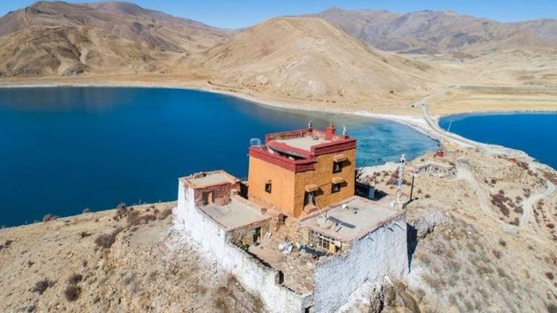 Berita trending terbaru dan berita viral terbaru : Biksu ini pilih tinggal menyendiri di sebuah kuil terpencil yang ada pada sebidang tanah di tengah danau.