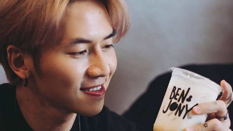 Berita selebriti dan gosip artis: Sebelum mantap jadi seorang nasrani, Rafael Tan pernah pelajari 3 agama sekaligus saat kecil.