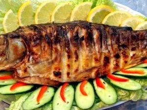 Cekricek.id - Seorang ibu rumah tangga berhasil menghilangkan bau amis pasa ikan dengan menggosokkan arang pada ikan sebelum digoreng.