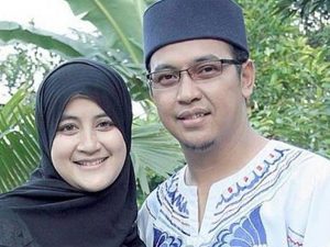 Cekricek.id - Umi Pipik buka suara soal identitas wanita yang juga menjadi istri almarhum ustaz Jefri yang belum diketahui publik.