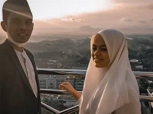 Cekricek.id - Fatimah, istri ustaz Abdul Somad mengunggah foto mesranya di akun Instagram yang tuai berbagai komentar dari netizen.