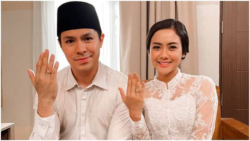 Cekricek.id - Cita citata hebohkan oublik dengan postingannya yang menggunakan baju nikah dengan aktro Fero Walandow di Instagram.