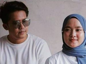 Cekricek.id - Tetangga Nissa Sabyan ungkap bahwa Ayus sempat datang ke rumah Nissa di malam hari saat isu perceraiannya heboh di medsos.