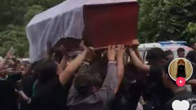 Cekricek.id - Segerombolan pria mengangkat dan juga mengambung peti jenazah lalu mengoyak-oyak jenazah tersebut viral di media sosial.
