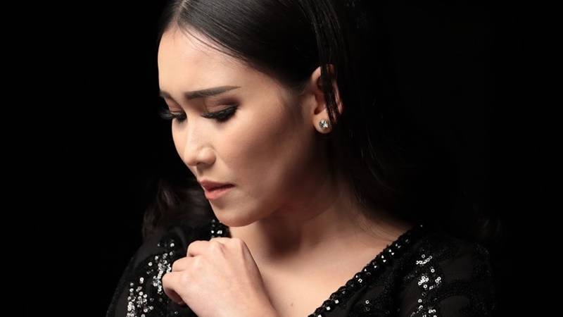 Cekricek.id: Terkenal kaya raya, ternyata Ayu Ting Ting dikenaal sebagai artis yang sangat pelit pada orang lain.