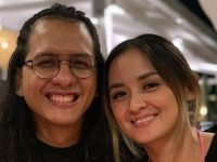 Cekricek.id - Joanna Alexandra sempat mengutarakan keinginannya untuk berlibur bila Raditya Oloan sembuh. Namun takdir berkata lain. Raditya Oloan dinyatakan meninggal.