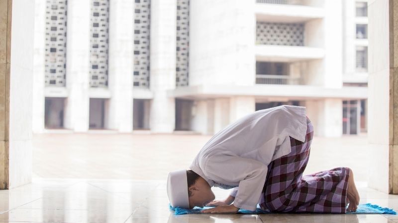 Melaksanakan shalat subuh merupakan salah satu hal yang berat dari segi wakti bagi sebagian muslim. Bagaimana agar shalat Subuh tepat waktu?