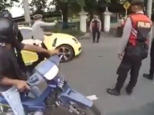 Cekricek.id - Viral video sebuah mobil sedan warna kuning menerobos pos penyekatan mudik dan menabrak polisi yang berjaga pada pos itu.