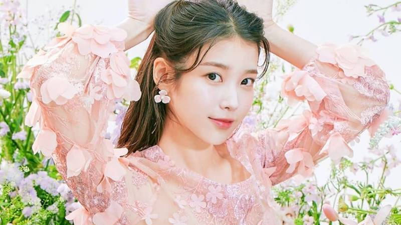 Cekricek.id - IU dijuluki sebagai peri donasi karena gemar berdonasi. Baru-baru ini ia memberikan donasi ke berbagai badan amal.