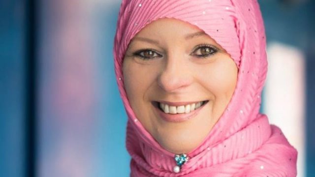 Cekricek.id: Awalnya sangat membenci agama islam, begini perjalanan Lauren Booth, adik ipar Perdana Menteri Inggris, jadi mualaf.