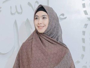 Cekricek.id: Begini jawaban Oki Setiana Dewi atas tuduhan jadi istri siri oleh mendiang Ustad Jefri Al Buchori.