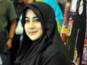 Cekricek.id: Umi Pipik takiut jika anak dari pernikahan siri Uje jatuh cinta dengan putrinya, minta media untuk mencari keberadaaanya.