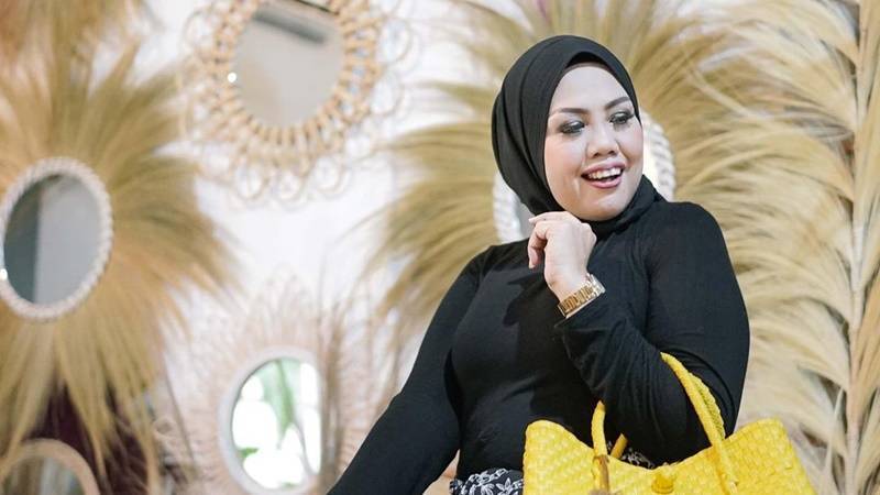 Cekricek.id: Penampilan terbaru Elly Sugigi disebut warganet begitu mirip dengan Siti Nurhaliza. Benini kata artis lainnya