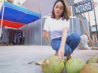 Cekricek.id: Karena tak lagi dinafkahi oleh sang suami, Intan Ratna Juwita memilih untuk berjualan es kelapa pinggir jalan.