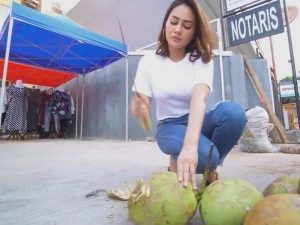 Cekricek.id: Karena tak lagi dinafkahi oleh sang suami, Intan Ratna Juwita memilih untuk berjualan es kelapa pinggir jalan.