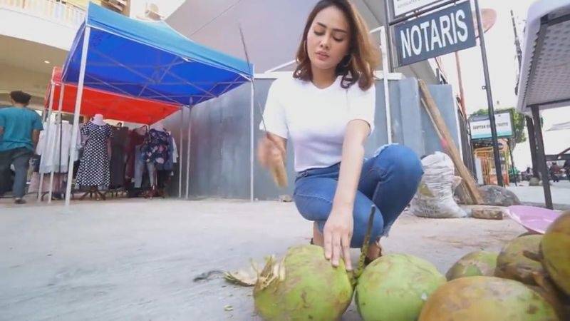 Demi Sesuap Nasi Istri Mael Lee Jualan Es Kelapa Di Pinggir Jalan Karena Tidak Lagi Dinafkahi