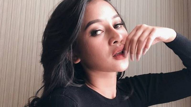 Cekricek.id: Begini cara Mutia Ayu jawab pertanyaan warganet terkait agama apa yang kini dirinya anut setlah ditinggal Glen Fredly.