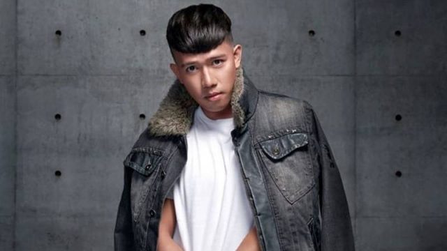 Cekricek.id: Ruri Republik tak malu pamer kegiataan saat jualan es kelapa muda pinggir jalan. Begini kata warganet.  