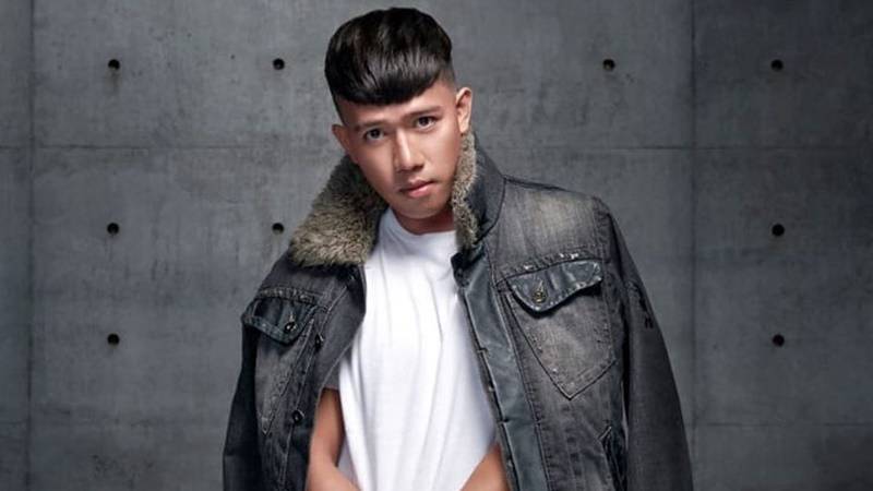 Cekricek.id: Ruri Republik tak malu pamer kegiataan saat jualan es kelapa muda pinggir jalan. Begini kata warganet.  