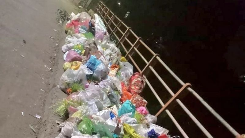 Jembatan yang dipenuhi dengan sampah di India