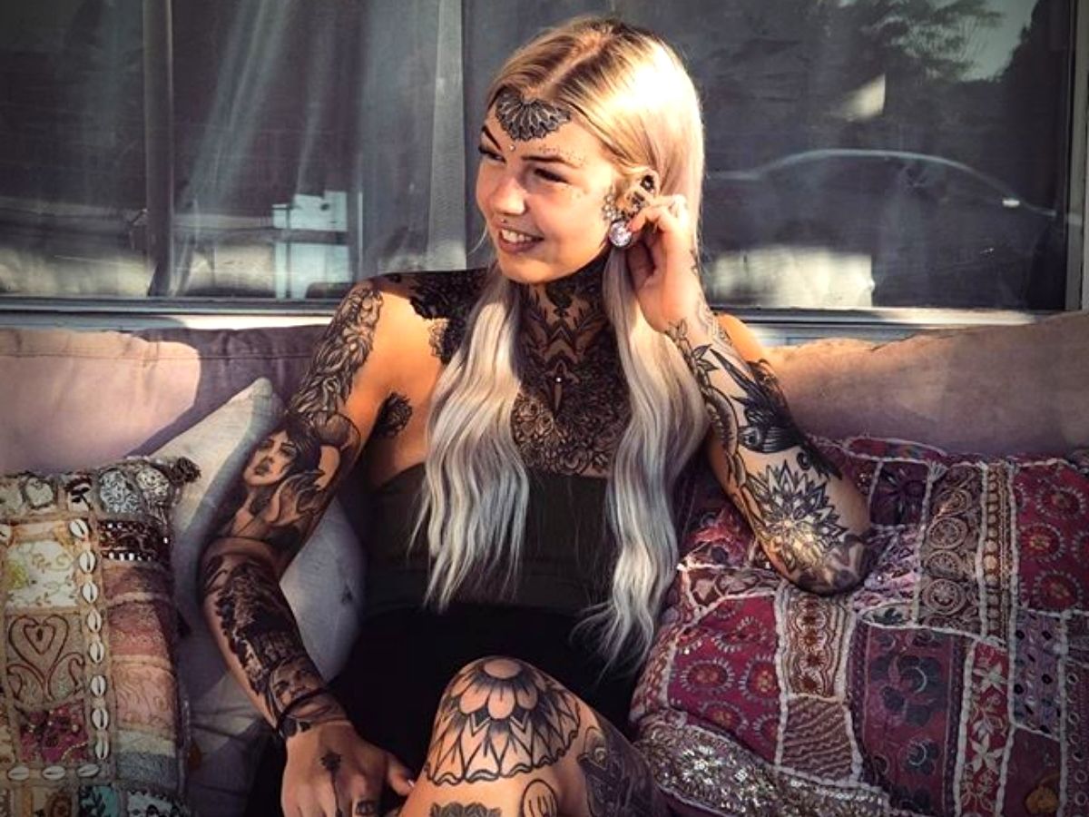 Gadis Naga Amber Luke dengan tato di sekujur tubuh