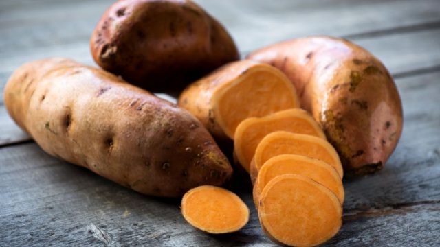 Ubi jalar ternyata kaya manfaat. Kandungan nutrisinya mampu mengurangi risiko berbagai penyakit. Kandungan nutrisinya sangat banyak manfaat. [Canva]