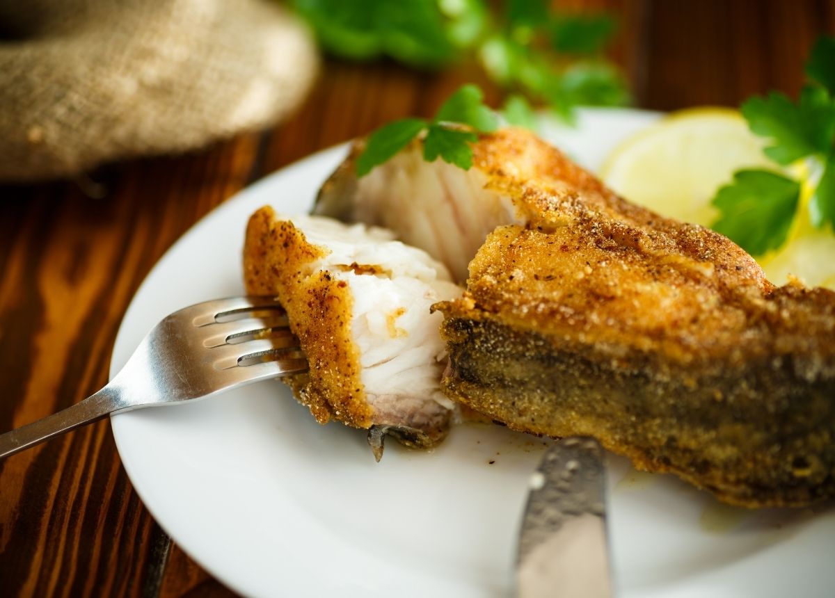 Ikan lele sering dianggap sebagai ikan yang kotor, karena memakan apapun. Namun, ikan lele banyak manfaat, kandungan gizinya sangat bagus untuk tulang dan otak.