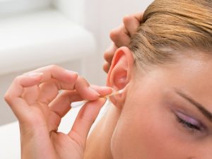 Ini beberapa cara yang dapat digunakan untuk membersihkan telinga mencongkel