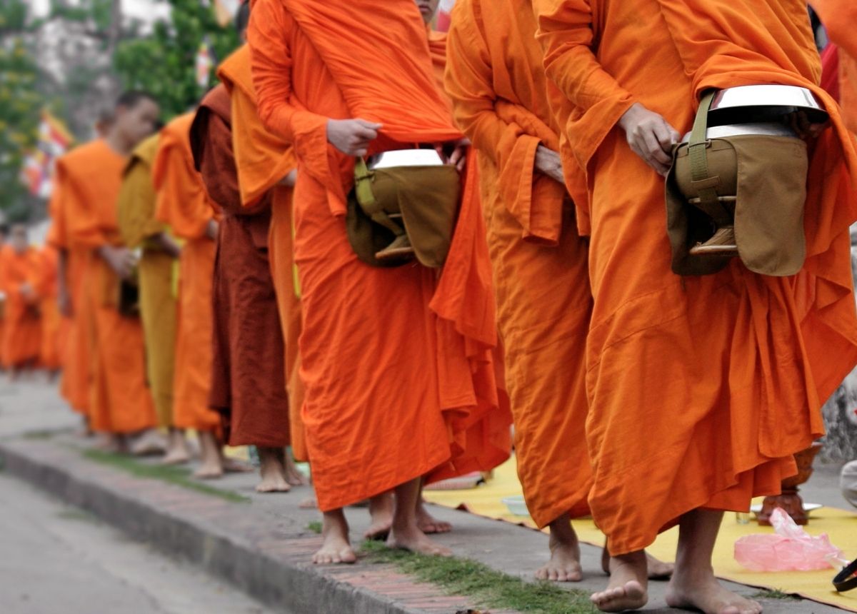 Kontak fisik dengan biksu